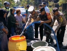 Kemarau Melanda, Babinsa Deket Bantu Distribusikan Air Bersih