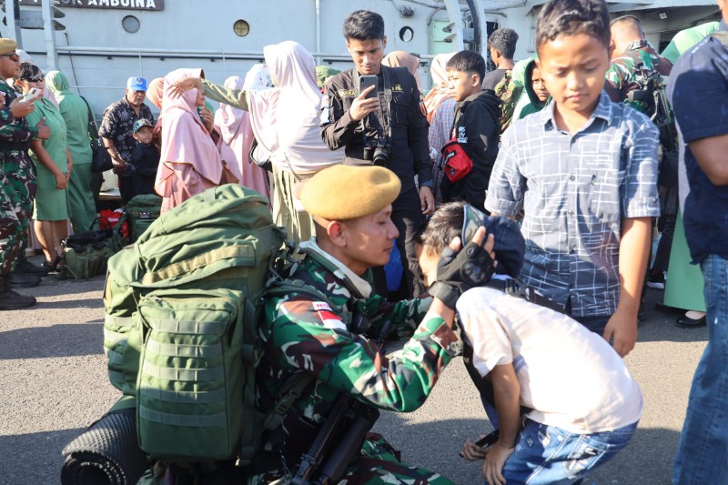 Dangartap III/Surabaya memberangkatkan Pasukan Sriti ke Perbatasan Indonesia-Malaysia