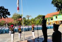 Dandim 0812/Lamongan Letkol Ketut Wira Purbawan pada program Senin Berkibar di SMAN 1 Karangbinangun, Kabupaten Lamongan. Senin 11 September 2023.