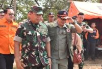 Pangdam Brawijaya bersama Kepala BNPB meninjau lokasi Karhutla di Gunung Arjuno
