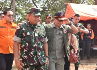 Pangdam Brawijaya bersama Kepala BNPB meninjau lokasi Karhutla di Gunung Arjuno
