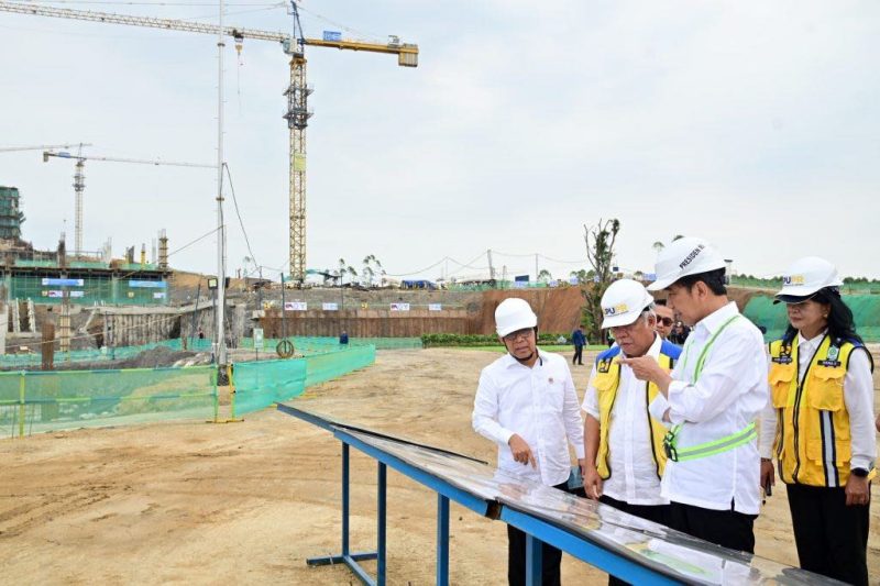 Presiden Joko Widodo meninjau progres pembangunan Istana Presiden di Kawasan Ibu Kota Nusantara (IKN), Kabupaten Penajam Paser Utara, Provinsi Kalimantan Timur, Jumat (22/9/2023