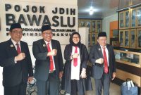 Jajaran Pimpinan DKPP RI bersama Komisioner Bawaslu Bengkulu seusai melaksanan sidang di Kantor Bawaslu Bengkulu, Provinsi Bengkulu, Jumat (8/9/2023)