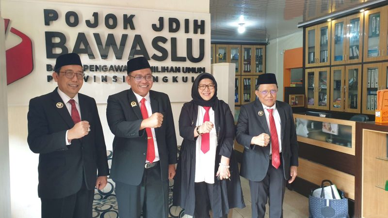 Jajaran Pimpinan DKPP RI bersama Komisioner Bawaslu Bengkulu seusai melaksanan sidang di Kantor Bawaslu Bengkulu, Provinsi Bengkulu, Jumat (8/9/2023)