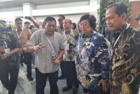Inovator bidang agrokonservasi dan penerima Penghargaan Kalpataru 2023 dari Pemerintah Republik Indonesia, Dr Ir Nugroho Widiasmadi saat menjelaskan tentang Teknologi Agrokonservasi Biosoildam MA-11 kepada Menteri LHK Siti Nurbaya Bakar  saat pembukaan Festival Like 2023 di Indonesia Arena, GBK, Jakarta, Sabtu (16/9/2023) (Foto: Istimewa)