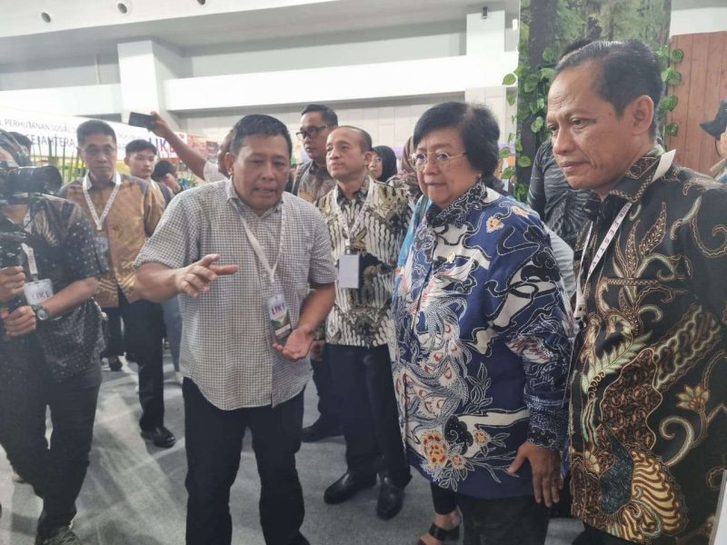 Inovator bidang agrokonservasi dan penerima Penghargaan Kalpataru 2023 dari Pemerintah Republik Indonesia, Dr Ir Nugroho Widiasmadi saat menjelaskan tentang Teknologi Agrokonservasi Biosoildam MA-11 kepada Menteri LHK Siti Nurbaya Bakar  saat pembukaan Festival Like 2023 di Indonesia Arena, GBK, Jakarta, Sabtu (16/9/2023) (Foto: Istimewa)