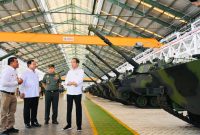 Presiden Jokowi berkunjung ke PT Pindad (Persero) di Kota Bandung, Provinsi Jawa Barat pada Selasa (19/09/2023). (Foto: BPMI Setpres)