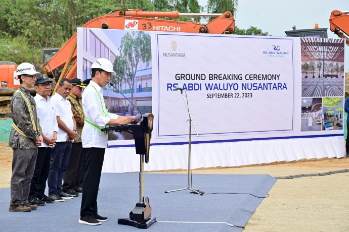 Presiden Jokowi melakukan peletakan batu pertama Rumah Sakit Abdi Waluyo di kawasan IKN, Penajam Paser Utara, Kaltim, Jumat (22/09/2023). (Foto: BPMI Setpres)