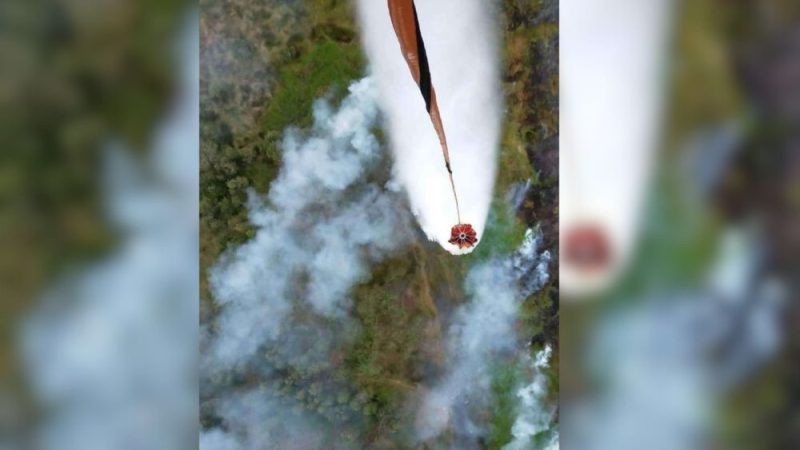 Bom air sedang dijatuhkan untuk memadamkan karhutla dari udara (Foto: Istimewa)