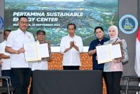 Presiden Jokowi menyaksikan penandatanganan MoU antara Pertamina dan Otorita IKN, di kawasan IKN, Penajam Paser Utara, Kaltim, Jumat (22/09/2023). (Foto: BPMI Setpres)