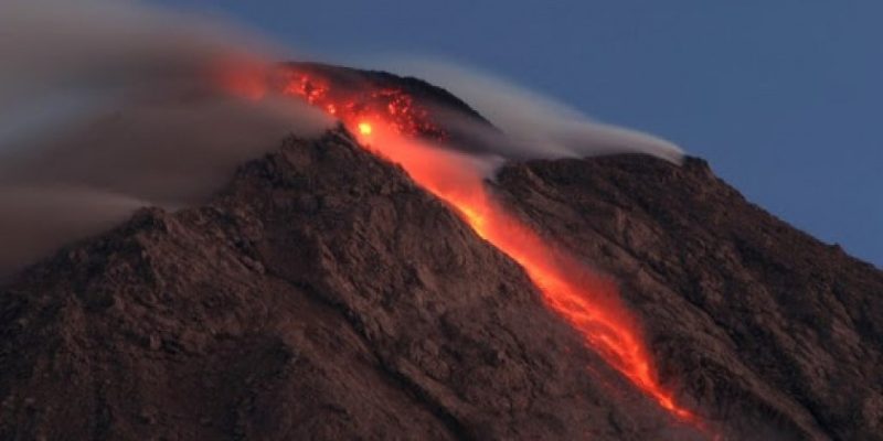 Gunung Merapi di perbatasan Jawa Tengah dan Daerah Istimewa Yogyakarta (DIY) teramati 9 kali mengeluarkan guguran lava pijar