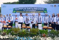 Ibu Iriana dan anggota OASE KIM melakukan pembuatan kompos di halaman Gedung Seni Sono, Kawasan Gedung Agung Istana Kepresidenan Yogyakarta, Kota Yogyakarta, Selasa (19/09/2023). (Foto: BPMI Setpres)