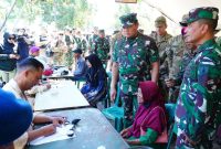 Panglima TNI Laksamana TNI Yudo Margono saat meninjau layanan kesehatan yang digelar oleh TNI yang termasuk dari bagian latihan gabungan Super Garuda Shield. (Foto: Puspen TNI)