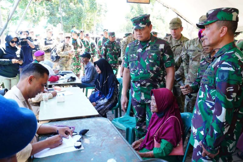 Panglima TNI Laksamana TNI Yudo Margono saat meninjau layanan kesehatan yang digelar oleh TNI yang termasuk dari bagian latihan gabungan Super Garuda Shield. (Foto: Puspen TNI)