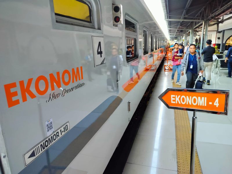 PT Kereta Api Indonesia (Persero) meluncurkan Kereta Ekonomi New Generation di Stasiun Pasarsenen, Selasa (26/9)