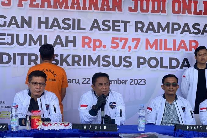 Wadir Reskrimsus Polda Riau, AKBP Iwan P Manurung saat menggelar keterangan pers