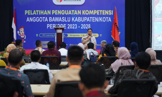 Ketua Bawaslu Rahmat Bagja saat memberikan pemaparan dalam Pelatihan Penguatan Kompetensi Anggota Bawaslu Kabupaten/Kota Periode 2023-2028 di Jawa Barat, Jumat (1/9/2023).