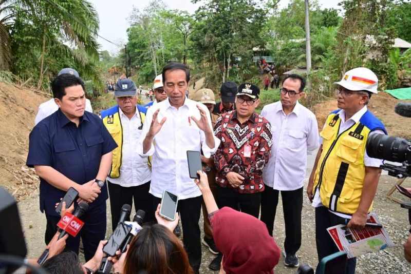 Presiden Jokowi memberikan keterangan pers usai meninjau penanganan IJD di Kabupaten Penajam Paser Utara, Kalimantan Timur, pada Sabtu (23/09/2023). (Foto: BPMI Setpres)