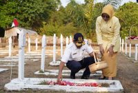 Direktur Utama KAI Didiek Hartantyo saat upacara tabur bunga di Taman Makam Pahlawan (TMP) Cikutra, kota Bandung, Senin (25/9/2023).