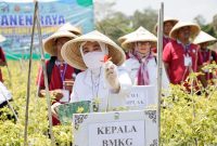 Kepala BMKG Dwikorita Karnawati dalam pembukaan SLI operasional yang digelar di Desa Widodomartani, Kapanewon Ngemplak, Kabupaten Sleman, Provinsi Daerah Istimewa Yogyakarta, Rabu (27/9).
