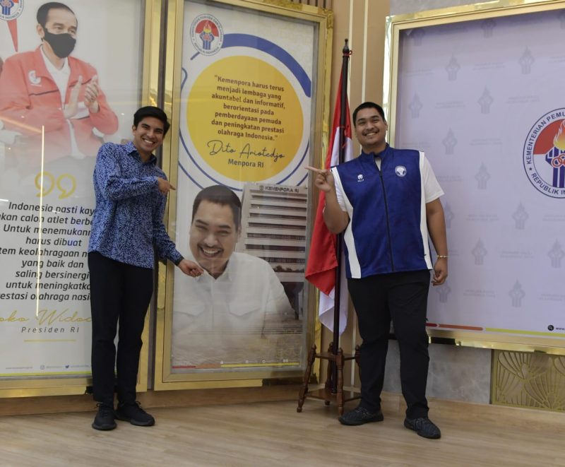 Menpora RI Dito Ariotedjo menerima kedatangan mantan Menpora Malaysia Syed Saddiq bin Syed Abdul Rahman di Kantor Kemenpora, Senayan, Jakarta, Rabu (6/9). (foto: kemenpora.go.id)