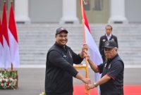 Menpora Dito Ariotedjo menyerahkan bendera kepada Ketua Kontingen Asian Games 2023 Basuki Hadimuljono
