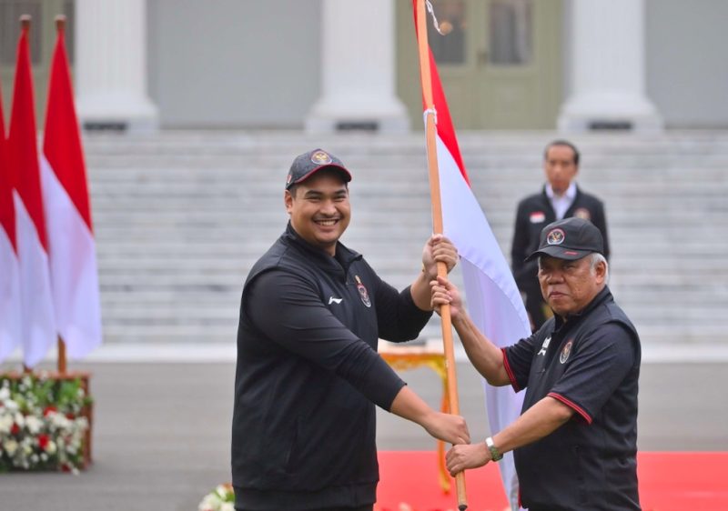 Menpora Dito Ariotedjo menyerahkan bendera kepada Ketua Kontingen Asian Games 2023 Basuki Hadimuljono 