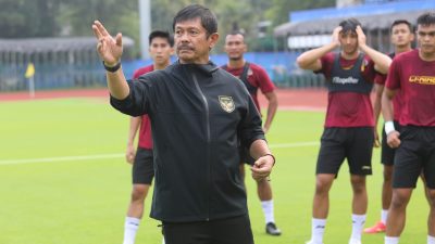 Pelatih timnas U-24 Indonesia Indra Sjafri saat memimpin latihan tim