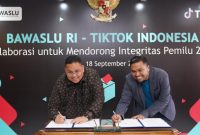 Ketua Bawaslu Rahmat Bagja bersama Head of Public Policy and Government Relation Tiktok Indonesia Firry Wahid, menandatangani MoU untuk menciptakan Pemilu 2024 berintegritas, di Gedung Bawaslu, Jakarta, Senin, (18/9/2023).