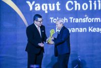Sekretaris Jenderal Kementerian Agama Nizar Ali saat menerima penghargaan 