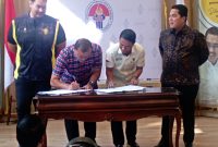 Penandatangan Perjanjian Kerja Sama (PKS) tentang penyaluran bantuan pemerintah untuk pelatnas sepakbola U-17 dan penyelenggaraan Piala Dunia FIFA U-17