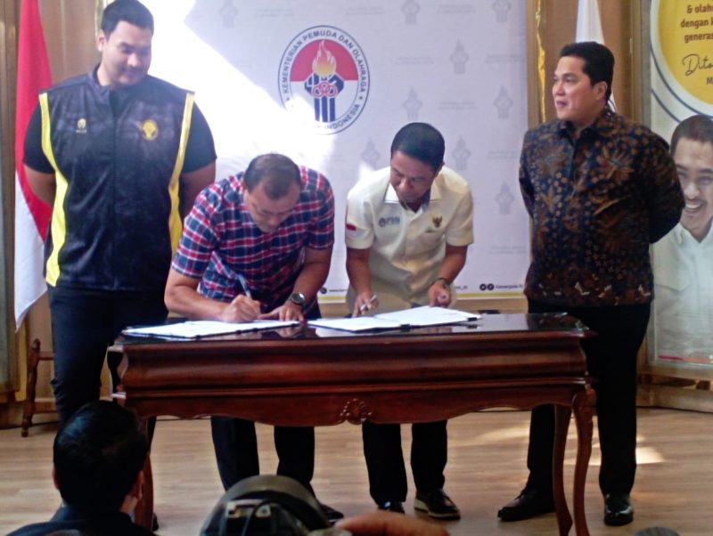 Penandatangan Perjanjian Kerja Sama (PKS) tentang penyaluran bantuan pemerintah untuk pelatnas sepakbola U-17 dan penyelenggaraan Piala Dunia FIFA U-17