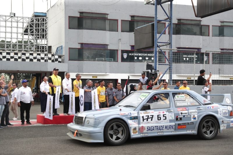 Menpora Dito Ariotedjo melepas parade seribu mobil Marcedez Benz di Sirkuit Internasional Sentul, Bogor, Jawa Barat, Sabtu (2/9). Parade mobil ini berhasil memecahkan rekor Museum Rekor-Dunia Indonesia (MURI)