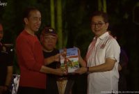Presiden Jokowi menerima buku Peta Jalan menuju Indonesia Emas 2045 dari Ketua Umum Kadin Indonesia, Arsjad Rasjid, di Ibu Kota Nusantara (IKN), Penajam Paser Utara, Kalimantan Timur, Jumat (22/09/2023). (Sumber: Tangkapan Layar)
