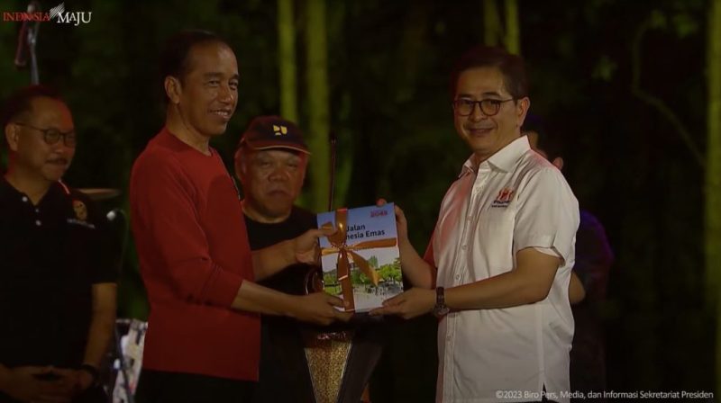 Presiden Jokowi menerima buku Peta Jalan menuju Indonesia Emas 2045 dari Ketua Umum Kadin Indonesia, Arsjad Rasjid, di Ibu Kota Nusantara (IKN), Penajam Paser Utara, Kalimantan Timur, Jumat (22/09/2023). (Sumber: Tangkapan Layar)