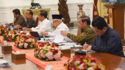 Presiden RI Joko Widodo (Jokowi) memimpin rapat terbatas yang membahas mengenai integrasi moda transportasi publik, Rabu (27/09/2023)