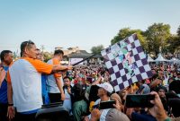 Menparekraf Sandiaga Uno melakukan flag off dalam acara Belitong Heritage City Walk Street Carnival di Gedung Nasional Tanjungpandan, Belitung, Minggu (3/9/2023).