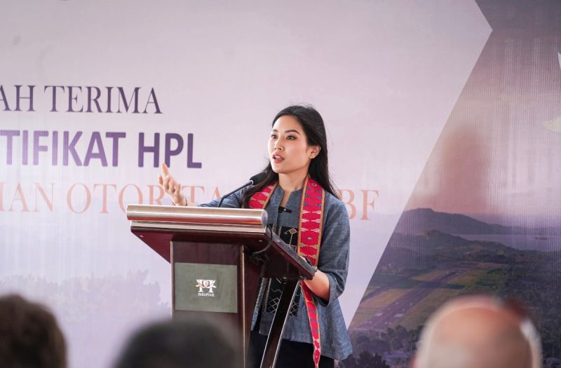 Wamenparekraf Angela dalam seremonial serah terima sertifikat Hak Pengelolaan Lahan (HPL)Zona 1 Parapuar, Labuan Bajo, Jum’at (15/09/2023)