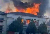 Peristiwa terbakarkan Kantor Bupati Pohowatu, Gorontalo, yang dibakar massa demonstran, Kamis (21/9/2023). (Foto: Istimewa)