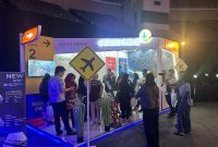 Pengunjung Hub Space saat berkunjung ke booth berkonsep Smart Airport di Hub Space