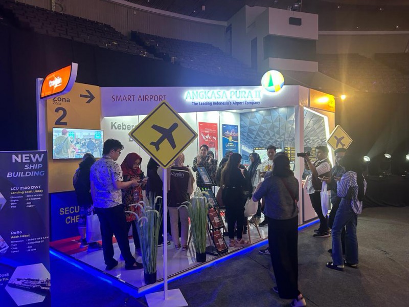 Pengunjung Hub Space saat berkunjung ke booth berkonsep Smart Airport di Hub Space