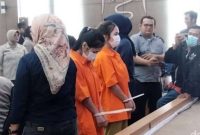Selebgram kembar bernama RSL dan MSL menjadi tersangka karena mempromosikan situs judi online, dan kini ditahan oleh Polda Sumatera Barat. (Foto: Istimewa)