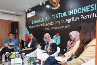 Anggota Bawaslu Lolly Suhenty dalam diskusi usai penandatanganan kerja sama antara Bawaslu dengan TikTok di Kantor Bawaslu, Jakarta, Senin (18/9/2023).