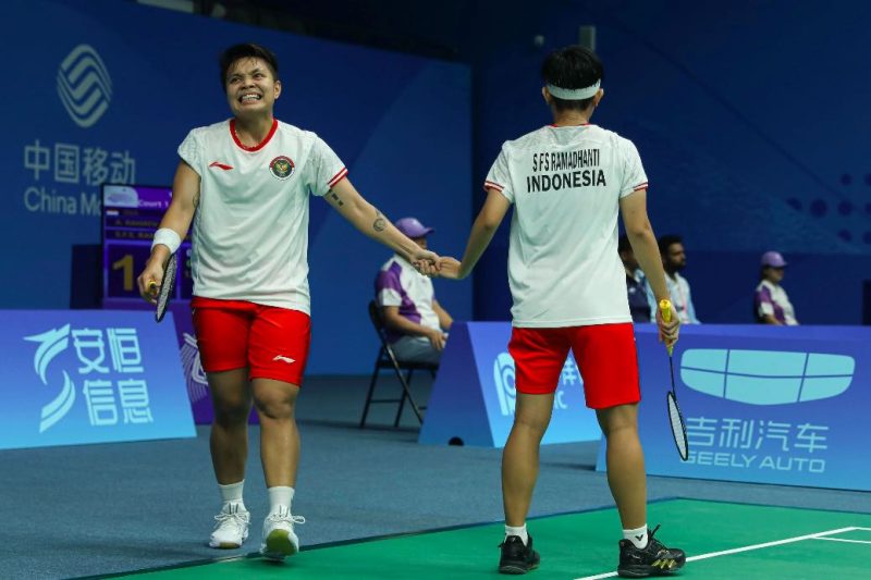Pasangan ganda putri Indonesia Apriyani Rahayu/Siti Fadia Silva Ramadhanti  saat bertanding melawan Tiongkok pada babak perempat final Asian Games 2022, Jumat (29/9/2023) Binjiang Gymnasium, Hangzhou (foto: PBSI)