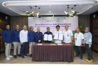 Penandatanganan Nota Kesepahaman (Memorandum of Understanding/MoU) tentang Pengelolaan dan Pemanfaatan Hutan, Reklamasi, dan Rehabilitasi Daerah Aliran Sungai (DAS) oleh Direktur Operasi & Produksi PTBA Suhedi dan Direktur Utama PT Inhutani V Dicky Yuana Rady pada Rabu 13 September 2023.