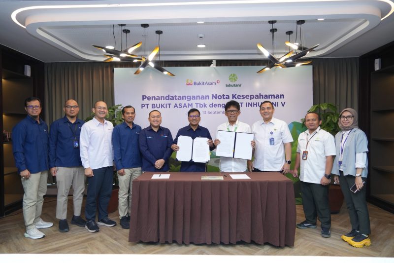 Penandatanganan Nota Kesepahaman (Memorandum of Understanding/MoU) tentang Pengelolaan dan Pemanfaatan Hutan, Reklamasi, dan Rehabilitasi Daerah Aliran Sungai (DAS) oleh Direktur Operasi & Produksi PTBA Suhedi dan Direktur Utama PT Inhutani V Dicky Yuana Rady pada Rabu 13 September 2023.