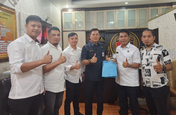 Dirintelkam Polda Sumsel Kombes Iskandar F Sutisna memberikan penghargaan bagi personelnya Subdit IV Kamneg