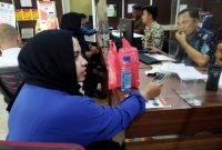 Halimah Tussadiah [44] melaporkan peristiwa yang melandanya di SPKT Mapolrestabes Palembang