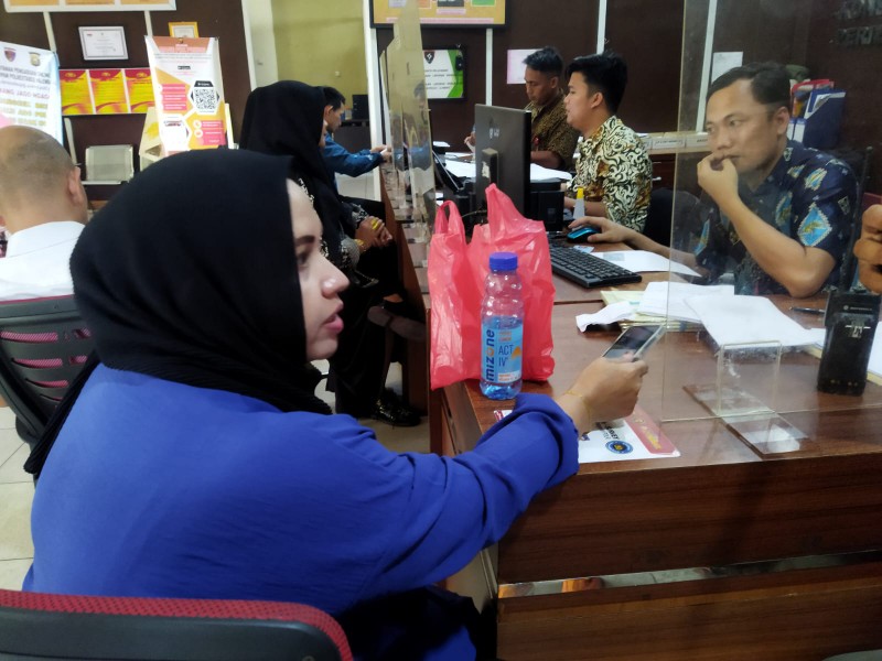 Halimah Tussadiah [44] melaporkan peristiwa yang melandanya di SPKT Mapolrestabes Palembang