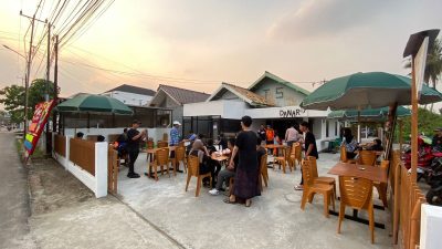 Suasana pengunjung saat Launching Cafe Danar 17 di Talang Gading, Kecamatan Kalidoni, Palembang